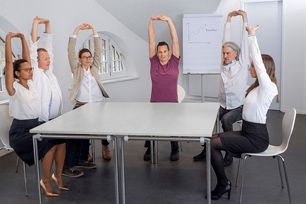 Florian-Spater,-Yoga-einfach-im-Büro